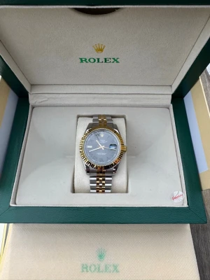 Herrklocka  - Heltid ny och oanvänd klocka med automatisk rörelse. Klockan har korrekt vikt och är tillverkad i samma högkvalitativa stål. Tveka inte att höra av er vid frågor eller om ni önskar fler bilder. Endast klockan ingår i priset. Om ni är intresserade av box eller box tillsammans med certifikat, vänligen kontakta oss så kan vi diskutera ett pris.