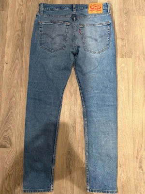 Levi’s 512 Jeans Ljusblå W30 L32 - Ljusblåa Levi’s 512 Jeans i  fint skick i storlek W30/L32. 
