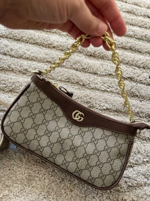 Brun indetalkerna axelväska  - Säljer din trendig  axelväska 