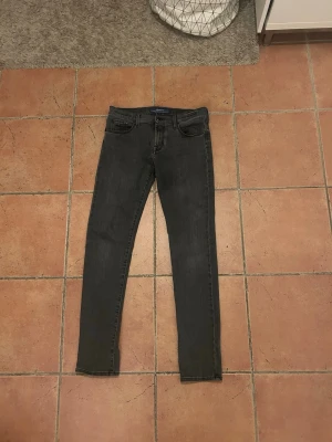 Jacob Cohen - Säljer ett par svarta Jacob Cohen jeans i 10/10 skick. Jeansen är riktigt snygga och passar till allt. Säljer dessa då de inte är till användning längre. De är i mycket bra skick nästan nytt. Hör av er vid fler frågor!