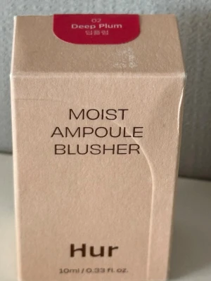 Hur Moist Ampoule Blusher Deep Plum - Flytande rouge från Hur i nyansen 02 Deep Plum. Kommer i en praktisk ampullflaska på 10 ml. Ger en återfuktande och fräsch finish med en rosa färg som passar perfekt för att skapa ett naturligt glow.