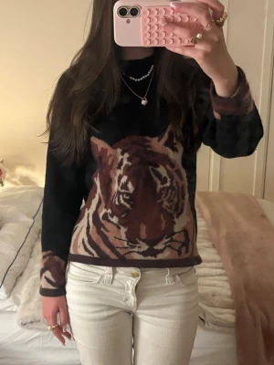 Svart stickad tröja med tigertryck - Supercool stickad tröja med tigertryck💕ingen lapp med storleken men passar mig som är xs-s