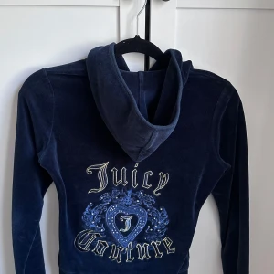 Mörkblå velour hoodie Juicy Couture 🩵 - Mörkblå hoodie i velour från Juicy couture, den är använd men skicket är okej inga hål eller så. Saknar några stenar på ryggen bara. Därav priset 🩵saknar lappen men den är i XS. 