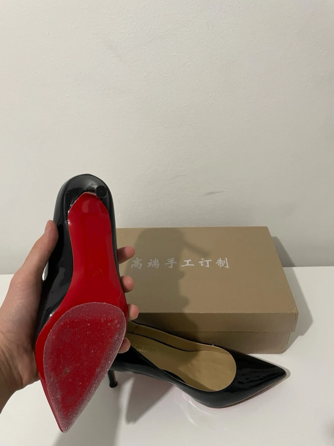 Svarta lackade pumps med smal klack - 2