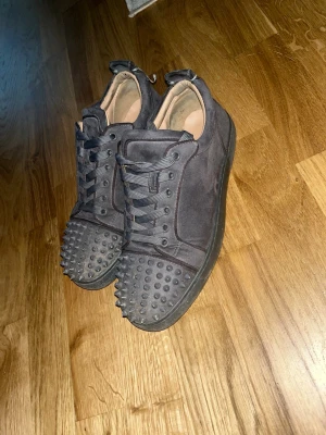 Gråa Louboutin skor  - Köpte för 2500+ från en kille på plick och han hade box och allting fast vet inte vart de är nu de är blöta eftersom jag tvättade dem! Storlek 43