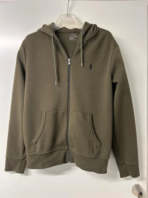 Polo Ralph lauren zip hoodie - Säljer nu denna zip hoodie ifrån Ralph lauren. Tröjan är i riktigt fint skick. Hör av dig vid frågor!