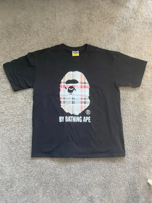 Bape t shirt  - Oanvänd Bape t shirt med burberry design!!!!  Storlek L