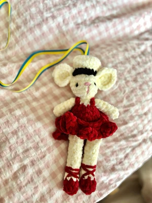 Virkad studenthänge mus - Virkad av mig! Perfekt till studenten som present eller till sig själv 🎁 