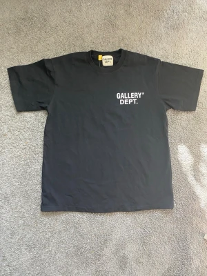 Svart Oversized Gallery Dept. t-shirt - Snygg svart t-shirt från Gallery Dept. Oversized passar som storlek L, Oanvänd!!!!