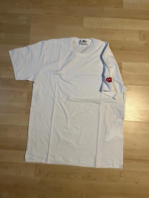Speciell t shirt från Comme des cargons  - Helt ny, priset kan diskuteras 
