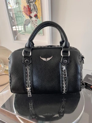 Zadig liknande väska  - Jätte fin Zadig liknande väska som är köpt i Frankrike. Den är i super fint skick aldrig använd men då väskan köptes för 1200kr är priset högre men priset kan diskuteras❣️