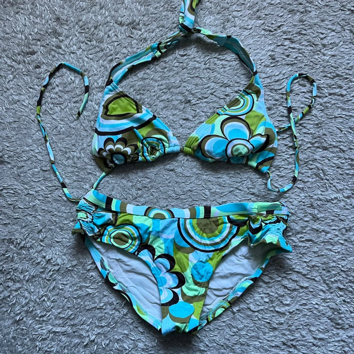 Färgglad blommig bikini med knytband