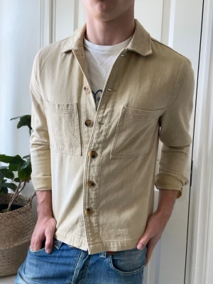 Studio total overshirt  - Studio total overshirt, Inga defekter! Modellen i bilderna är 180 cm 75 kg och bär Storlek S , Kom med frågor! 🌟 (Kan gå ned i pris vid köp av paket 😉) 