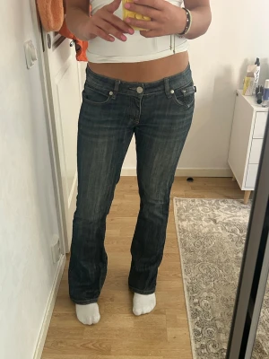 Victoria Beckham jeans - Lagning mellan benen som inte syns mycket alls. Midjemått 38cm Innerbenslängd 78cm
