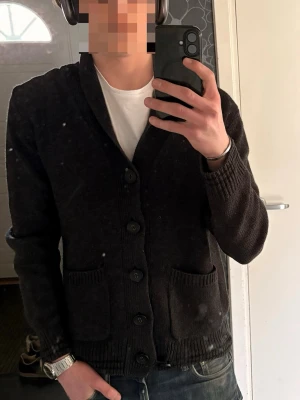 Mörkgrå cardigan  - Stilren mörkgrå cardigan/kofta i storlek S, i väldigt bra skick.  Modellen är 180cm. Hör av er om ni har några frågor eller liknande 🙌🏼😄