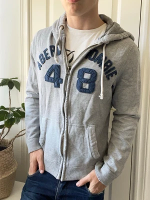 Abercrombie and fitch full zip  - Abercrombie and fitch full zip, sjukt snygg. Inga defekter! Modellen i bilderna är 180 cm 75 kg och bär Storlek M , Kom med frågor! 🌟 (Kan gå ned i pris vid köp av paket 😉) 