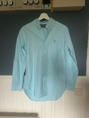 Ralph lauren shorta - Fin Ralph lauren skjorta i ljus blå färg, storleken är lika med S i ”normal” stoleksguide