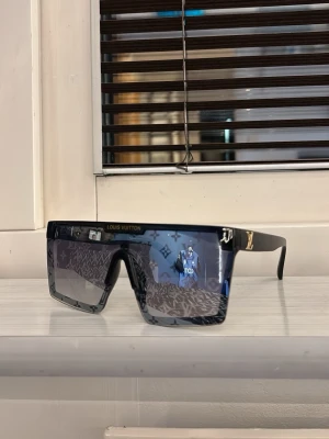 Svarta solglasögon  - Säljer ett par svarta mode solglasögon, passar riktigt bra nu till sommaren. Fint skick för billig peng!🙌🏻