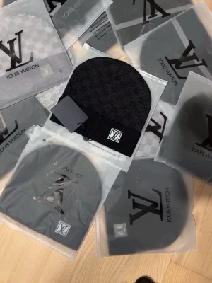 Svart mössa  - Snygg svart mössa och har en bred uppvikt kant och är tillverkad i mjukt material som känns lyxigt. Perfekt accessoar för dig som gillar exklusiv streetwear.