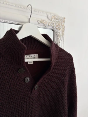 Vinröd tröja med knappar - Säljer en riktigt snygg vinröd tröja som har lite cardigan stuk. Storlek medium. Inga skador och fint skick!