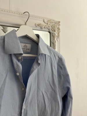 Mönstrad skjorta från the Shirt Factory  - Blå vit mönstrad skjorta från The Shirt Factory. Som ny och har inga skador. Storlek 39.