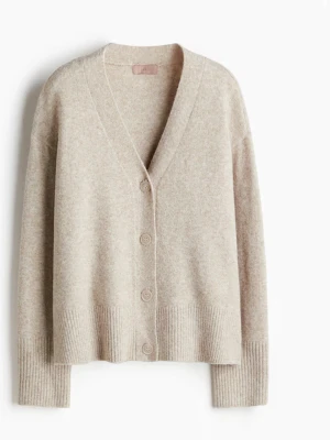 Beige kofta från H&M, XS - Mysig beige kofta från H&M med v-ringning och är jätte mysig och skön, köpte den för ca 2 månader sedan och är i jätte bra skick. Snygg och väldigt skön. Pris kan diskuteras ❤️skickar direkt när man köper❤️