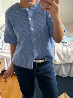 Blå cardigan  - Superfin blå kofta från Gina. Tecken på andvändning men fortfarande fin! 