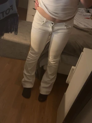 Vita lowwaist jeans  - Säljer mina skitsnygga vita jeans från RYVLS för som tyvärr blivit för små. De är endast använda en gång så de är i nyskick!! Passar verkligen så bra till allt🤍🤍