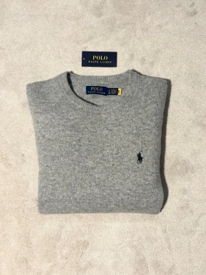Ralph Lauren Kashmir Tröja  - Säljer en riktigt fin kashmir tröja från Ralph Lauren. Helt ny, endast testad på ! Storlek S. Nypris på denna ligger runt 3000, säljs för 1299. Vid köp ingår kvitto och tags. Vid minsta fundering är det bara att höra av sig. 