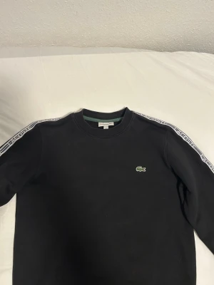 Svart sweatshirt från Lacoste - Svart sweatshirt från Lacoste i storlek xs i bra skick och passform. Skriv om prisförslag eller fler bilder
