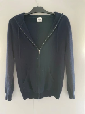 Kashmir Hoodie John Henric - Mörkblå Kashmir hoodie från John Henrics säljes.  Tröjan är knappast använd och har inga tecken på slitage. 100% äkta Nypris= 2999kr, säljer för=1399kr