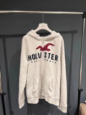 Hollister Zip hoddie Storlek M - Säljer en Hollister Zip hoddie| Storlek:M|Skick:8/10|Pris:499|Frakt:24h efter köp| Vid frågor och funderingar är det bara att höra av sig ‼️