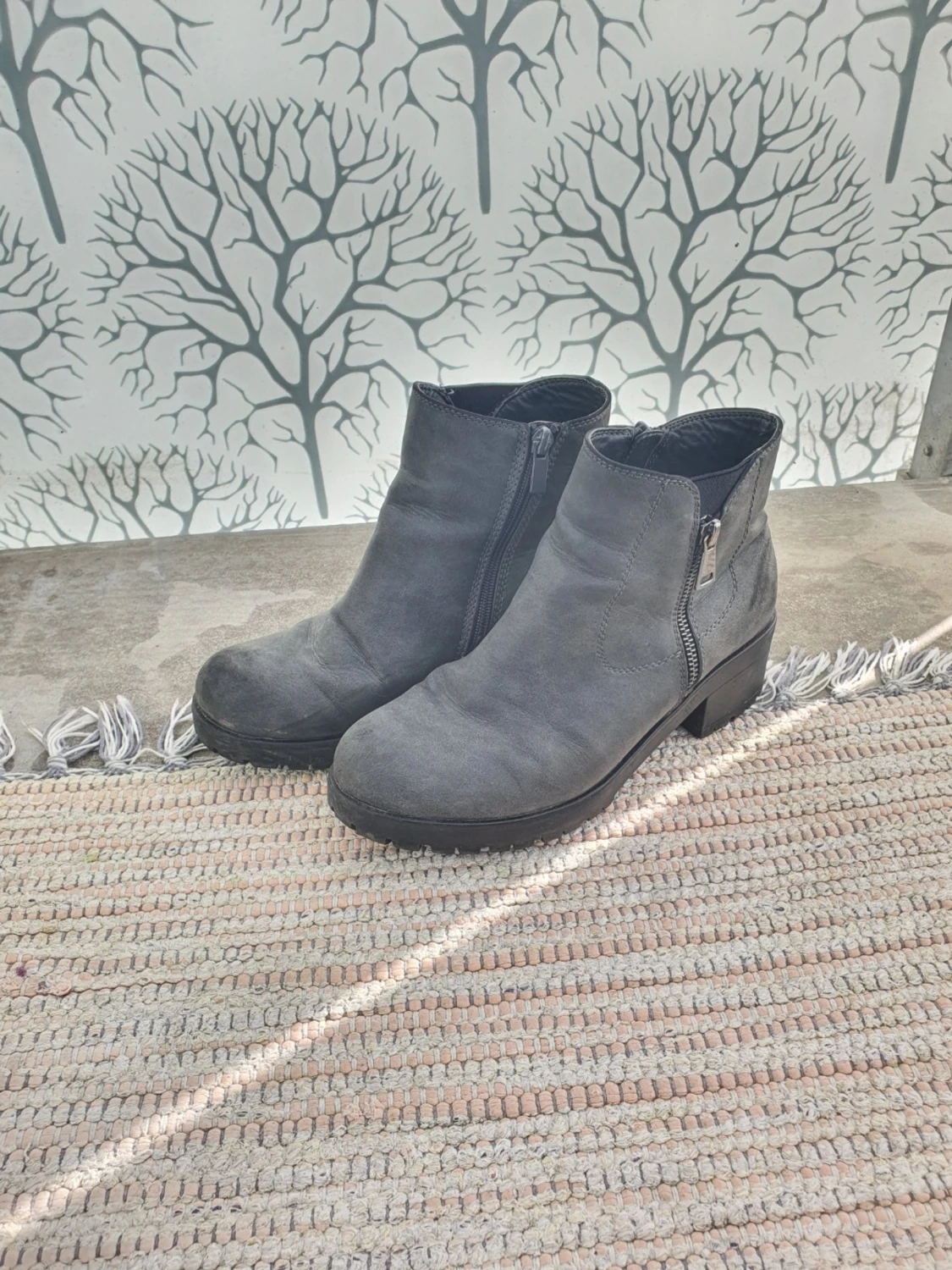 Gråa stövletter med dragkedja