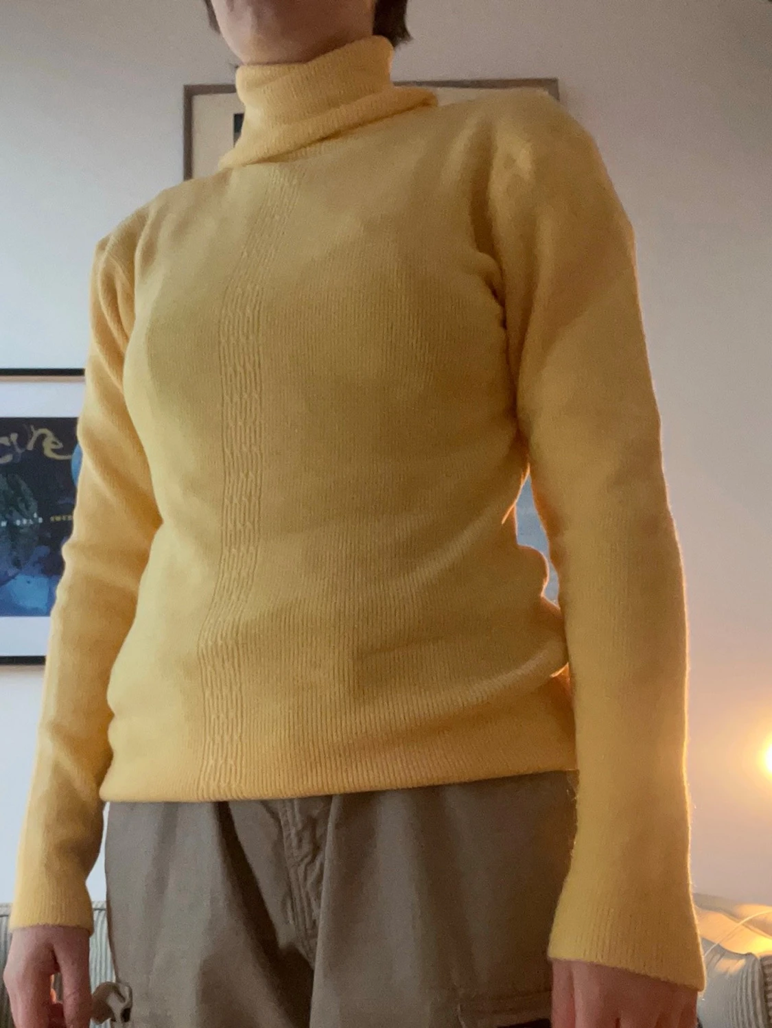 Gul polotröja med diskret mönster - 2