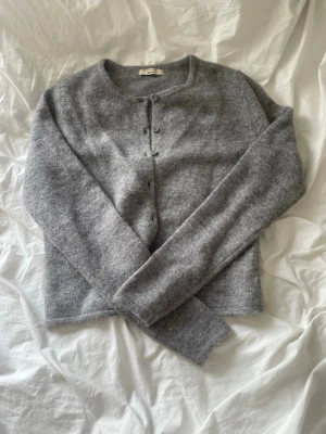 Grå kofta  - Grå stickad kofta från Gina Tricot, knappt framtill. Aldrig andvänd