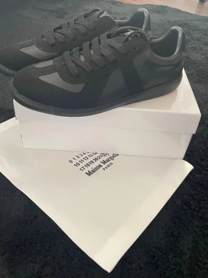 svarta maison margiela gats - ett par svarta maison margiela gats. riktigt snygga och stilrena, perfekt till alla outfits. ett riktigt bra skolval till sommaren☀️            väl mött!