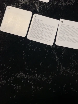 Apple AirPods Pro med laddningsetui - Säljer ett par vita Apple AirPods Pro med trådlöst laddningsetui. Snygg och kompakt design i plast med silikontoppar för skön passform. Perfekta för musik, samtal och träning. Levereras med originalförpackning och dokumentation.