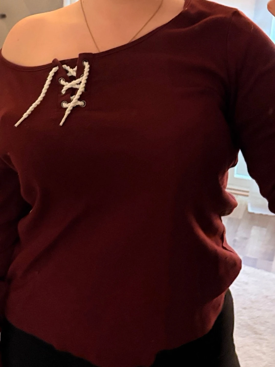 Vinröd topp med snörning - 2