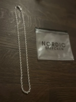 Kordell halsband och pärlarmband - Säljer ett as snyggt cordell halsband från Nordic Smycken i silver. Nypris halsband - 299kr. Tänker halsbandet 119kr, halsband och armband - 149kr. Hör av er för mer information osv! (Dåliga bilder pga trasig kamera). Skriv för fler bilder!!! Mvh, Elton