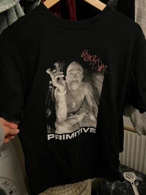Tupac T-shirt - Tupac tröja från Primitive storlek M. Fin kvalité ! Nypris 400kr