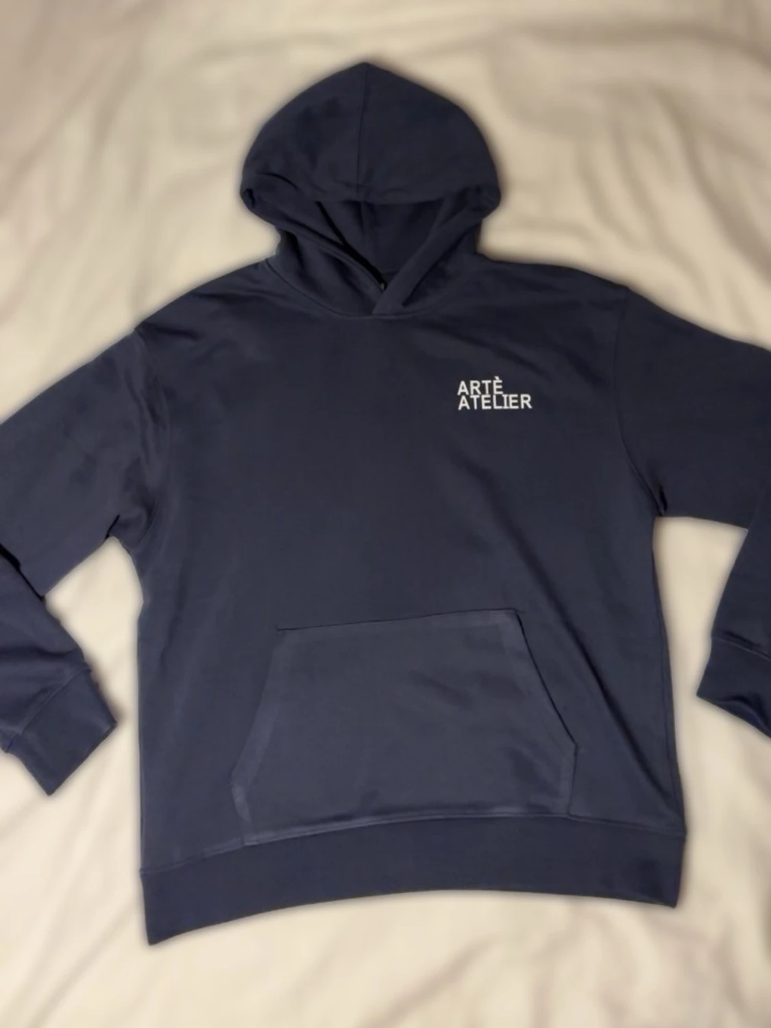 Mörk blå hoodie med tryck Arteatelier  - 3