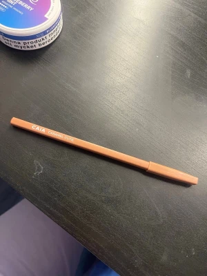 CAIA Caramel Cutie läppenna - Läppenna från CAIA i färgen Caramel Cutie. Pennan har en varm karamellbrun nyans och klassisk pennform med lock. Perfekt för att definiera läppkonturen eller fylla i hela läpparna. Enkel att applicera och smidig att ta med i väskan.