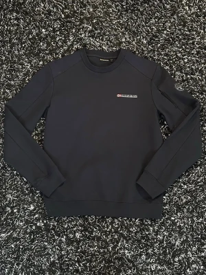 Napapijri tröja - Säljer nu min Napapijri tröja då den inte riktigt är min stil. Tröjan är helt ny då jag fick den i julklapp. Den passar mig som är 178cm och väger 75kg. Tveka inte på att höra av dig vid fler frågor eller funderingar, mvh Marcus🤩