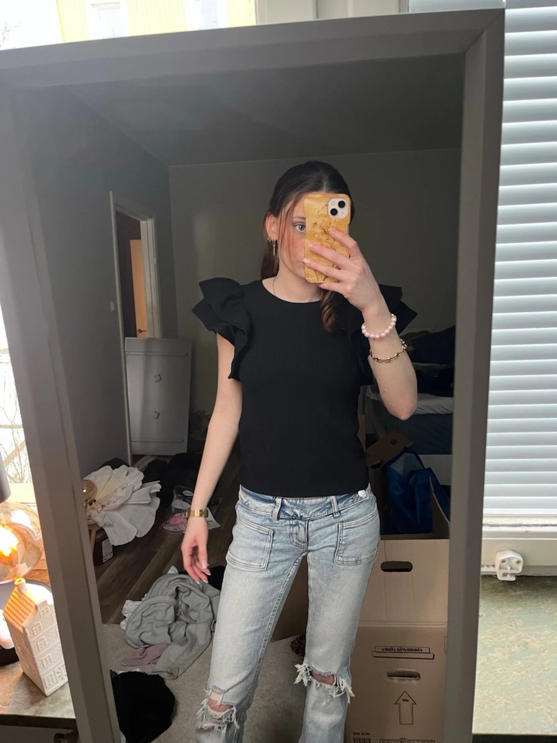 Svart volangtopp med markerade axlar - 2