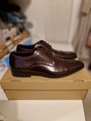 Oanvända Läderskor Storlek 44  - Helt nya i premium läder. Ordpris 2500kr Innermått 28.5 cm. Läder innnersula. Endast provade inomhus. Sista pris 1500 kr. Finns att hämta i Storvreta men kan även skickas mot porto