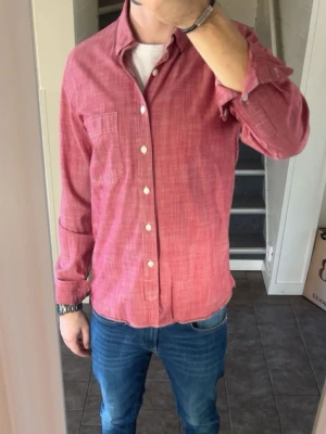 Skjorta Vailent  - Mörkrosa skjorta från vailent i storlek small. Snygg skjorta till sommaren, som passar mig som är 180. Skjortan är i fint skick utan några fläckar eller hål. 
