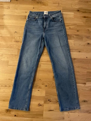 Djerf Avenue relaxed jeans  - Ljusblå/washed blue jeans från Djerf Avenue, storlek 29 motsvarande storlek M(38-40). 100% bomull, stretchiga och sköna. Använda fåtal gånger. Nypris: 1500, två sista bilderna är lånade från Djerf avenues hemsida. 