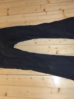 Svarta flare jeans från 157 - Säljer ett par svarta flare jeans från 157 med modellen Snake Flare. Jeansen har utsvängda ben. Perfekta för dig som gillar en retro och trendig look. Storlek M men upplever som mer som något mellan S-M