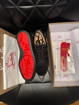 Svarta Christian Louboutin skor - Säljer just nu dessa helt sjukt feta Louboutin skorna med spikar. De är helt oanvända med dustbag box m.m som medföljer. De är i storlek 43 passar även lite mindre. Vid frågor är det bara att skriva!!!!
