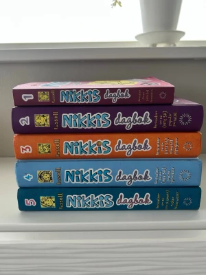 Nikkis dagbok böcker 1-5 - Säljer de fem första böckerna i serien Nikkis dagbok av Rachel Renée Russell. Perfekt för dig som gillar humor och dagboksberättelser.